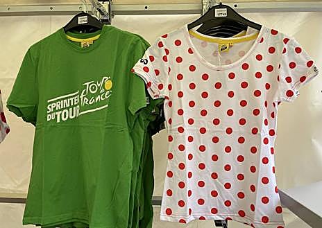 Imagen secundaria 1 - El Tour abre &#039;tienda&#039; en Vitoria: maillots, culotes, muñecos y otros productos a la venta