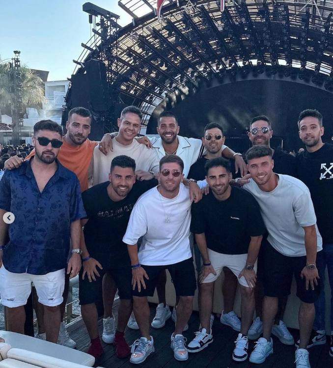 (28/06/23) Yeray (segundo por arriba a la derecha) se divierte con amigos en Formentera. En la foto, en la discoteca Ushuaia de la vecina Ibiza, posa con su excompañero Unai López, del Rayo Vallecano. También aparecen los jugadores Adri Embarba (Almería) y Javi Puado (Espanyol).