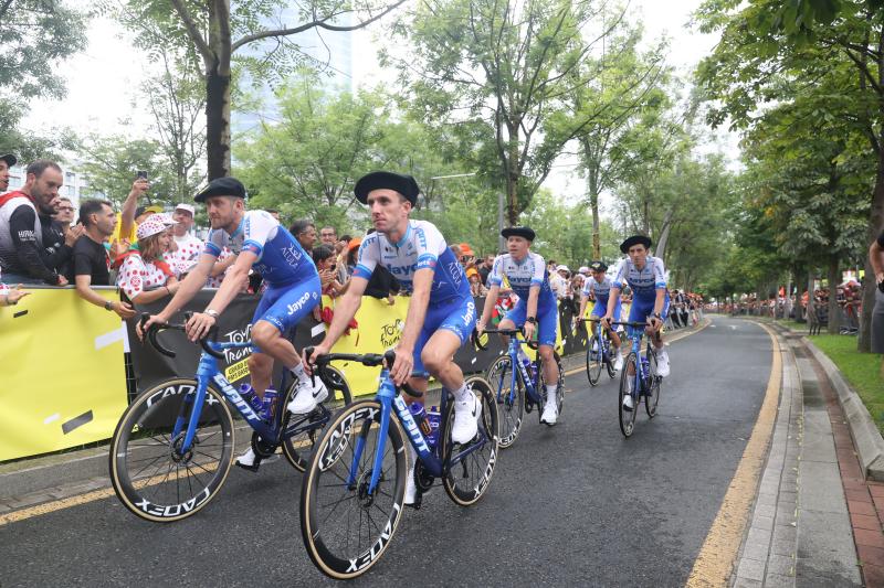 Bilbao descorcha la fiesta del Tour con la presentacion de equipos