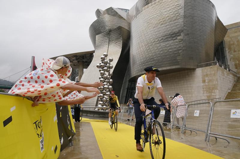 Bilbao descorcha la fiesta del Tour con la presentacion de equipos