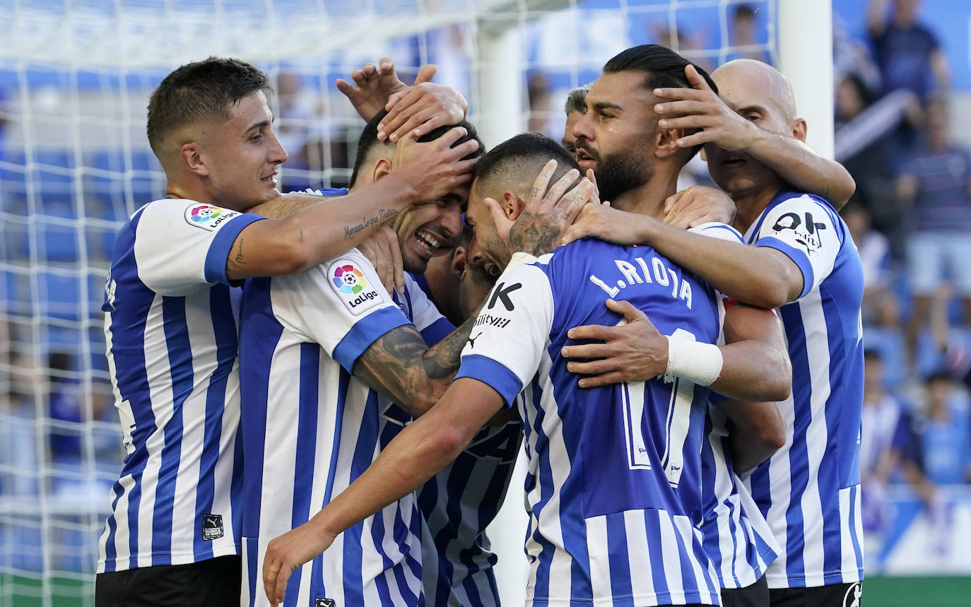 Tenaglia, Miguel y Duarte felicitan a Luis Rioja tras su gol a la Ponferradina.