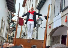 Asier Uskola salud al público que se ha reunido en la ermita de San Pedro de Lekeitio.