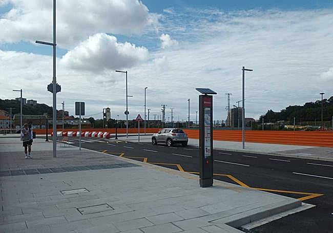 El recién estrenado y único acceso a Zorrozaurre, sin árboles.