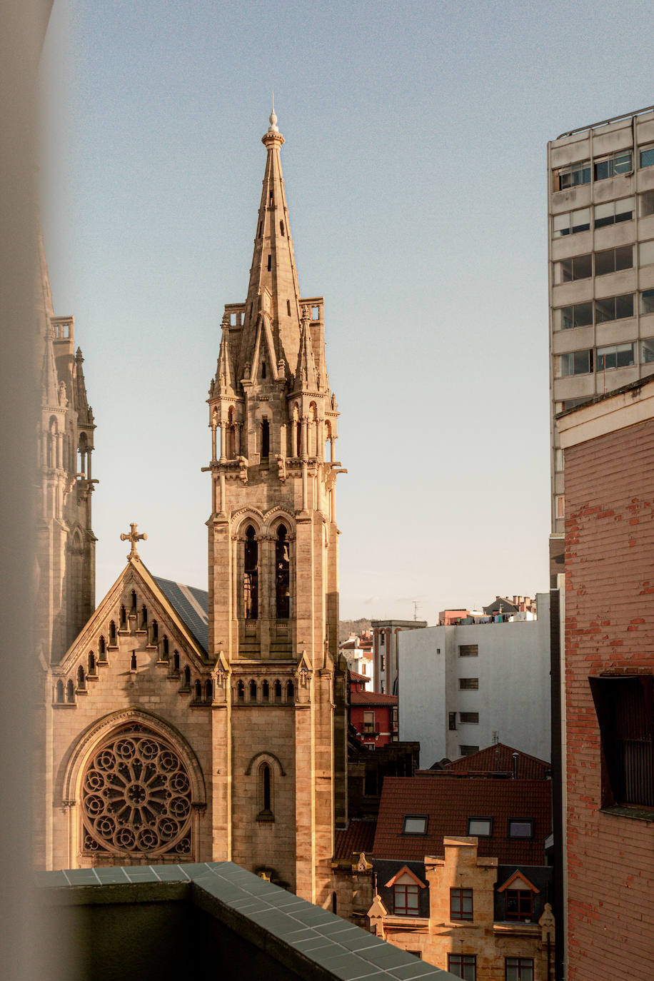 Vive en una iglesia en Sopuerta y trabaja en el ático más singular de Bilbao