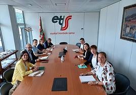 El Ayuntamiento de Durango se reunió este miércoles junto con representantes del Gobierno vasco y Euskal Trenbide Sarea