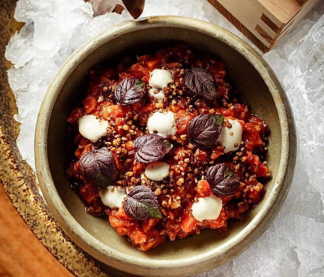 Tartar de vaca con yuzu kosho rojo.