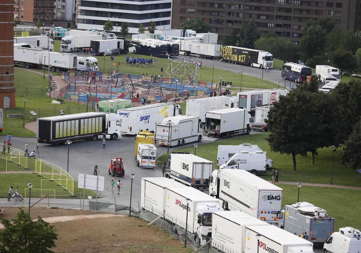 Parking. El equipo encargado del montaje de la salida se instala en Bilbao.