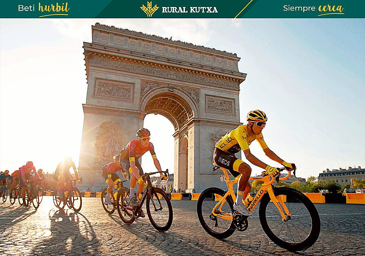 En París. Bernal, de amarillo, encabeza el pelotón del Tour 2019.