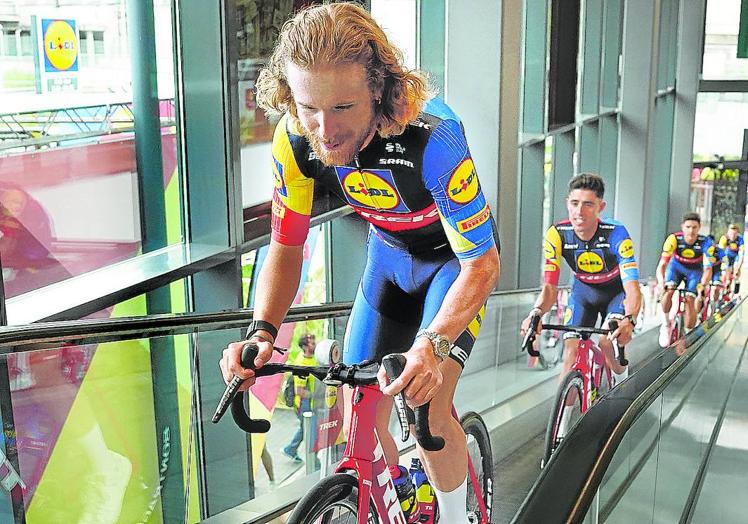 Imagen principal - Quinn Simmons, del Lidl-Trek, llega al acto de presentación del nuevo maillot.| Alaphilippe, nada más terminar ayer su entrenamiento en el hotel Occidental de Bilbao. | Mikel Landa saluda al llegar a su hotel, el Palacio Urgoiti.