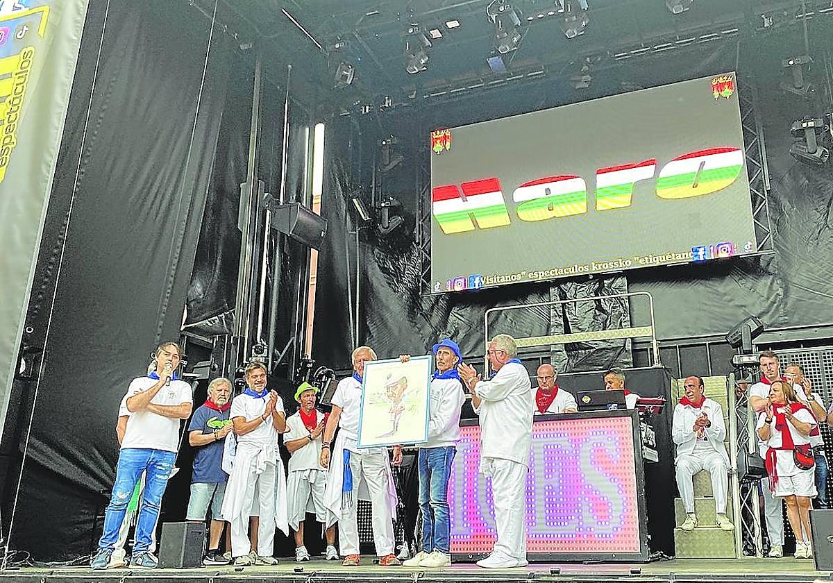 José Ignacio Asenjo recibe el galardón de manos de las peñas en el escenario de la plaza de la Paz.