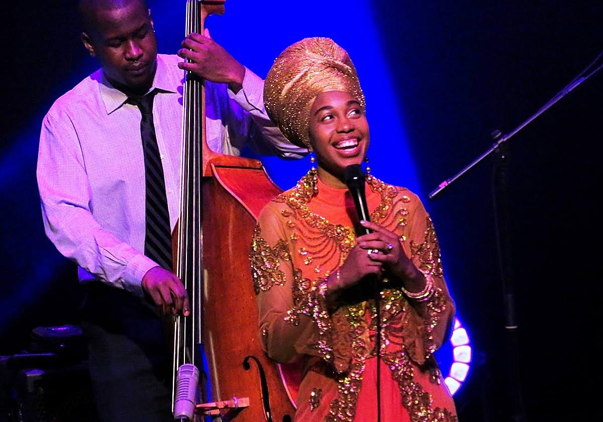 Jazzmeia abriendo con 'Free your mind'.