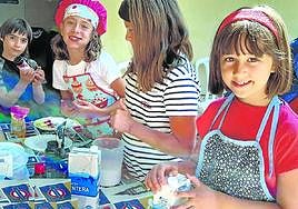 Actividades deportivas y de ocio, no pueden faltar las piscinas del Polideportivo o de Sobrón para que los pequeños se refresquen y jueguen con sus nuevos amigos con el campus de Class, así como los nuevos programas culinarios o temáticos al aire libre en los que los pequeños continúan su aprendizaje durante los meses de calor.