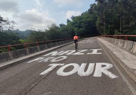 Un ciclista pasaba esta mañana por una de las pintadas ofensivas en Pike Bidea.