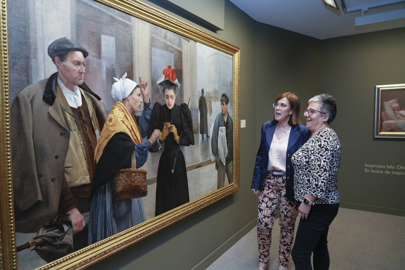 La directora de Cultura, Inmaculada Sánchez y la responsable del museo, Sara González de Aspuru, ante una de las obras más destacadas, 'Extraviada' (1894), de Díaz Olano y con un lugar destacado en la sala de la pinacoteca. En depósito de la familia Otazu.