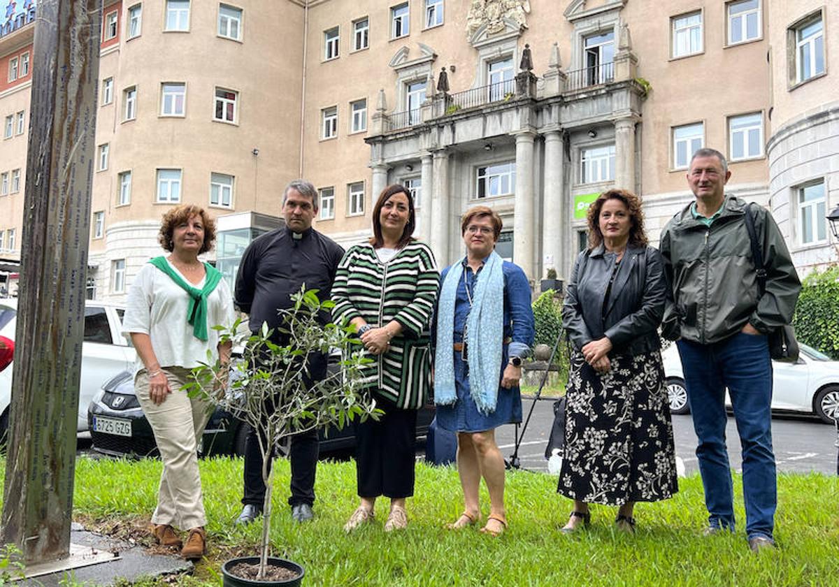 Los miembros de la comisión, junto al olivo frente al Seminario de Derio.