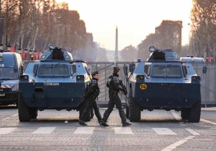 Tanquetas de la Policía francesa, en alerta por los disturbios.