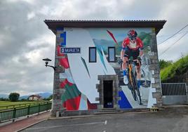 Arte mural que adorna la Casa Flores de Murueta por el paso del Tour de Francia por Urdaibai.