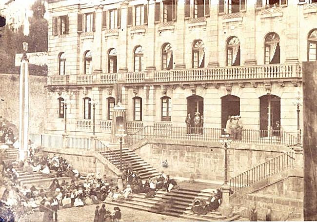 El Instituto Vizcaíno en 1865, coincidiendo con la visita de la reina Isabel II a Bilbao.