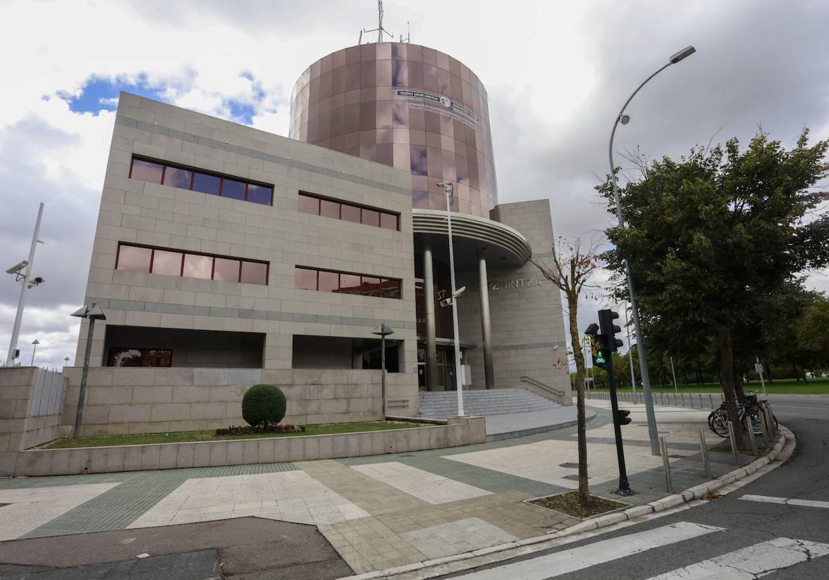 Exterior de la comisaría de la Ertzaintza en Vitoria.