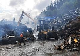 Gran humareda por el incendio de una chatarrería de un polígono en Mallabia