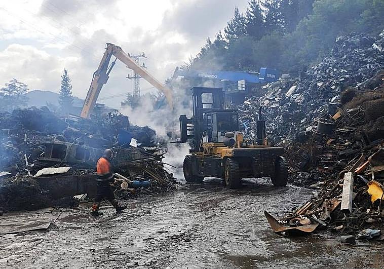 Gran humareda por el incendio de una chatarrería de un polígono en Mallabia