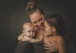 Paula Fernández con sus dos hijas, India y Duna.