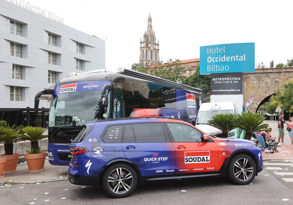 Vehiculos del equpo Quick Step en el Hotel Occidental Bilbao.