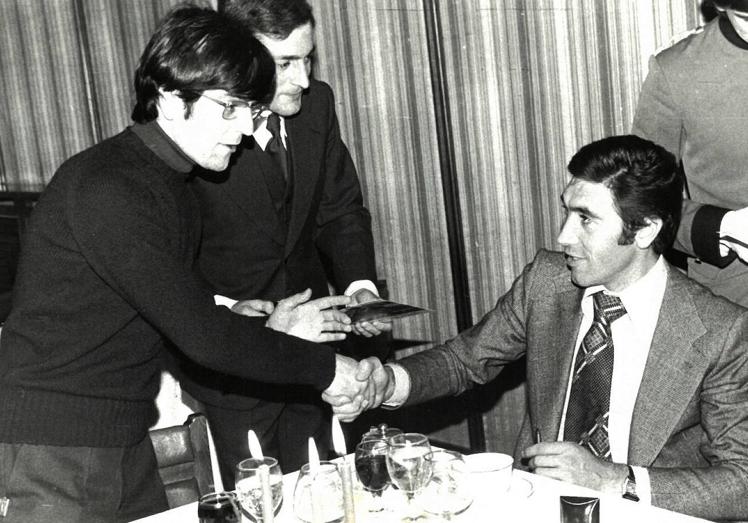 Eddy Merckx saluda a uno de los dirigentes durante su visita en 1976.