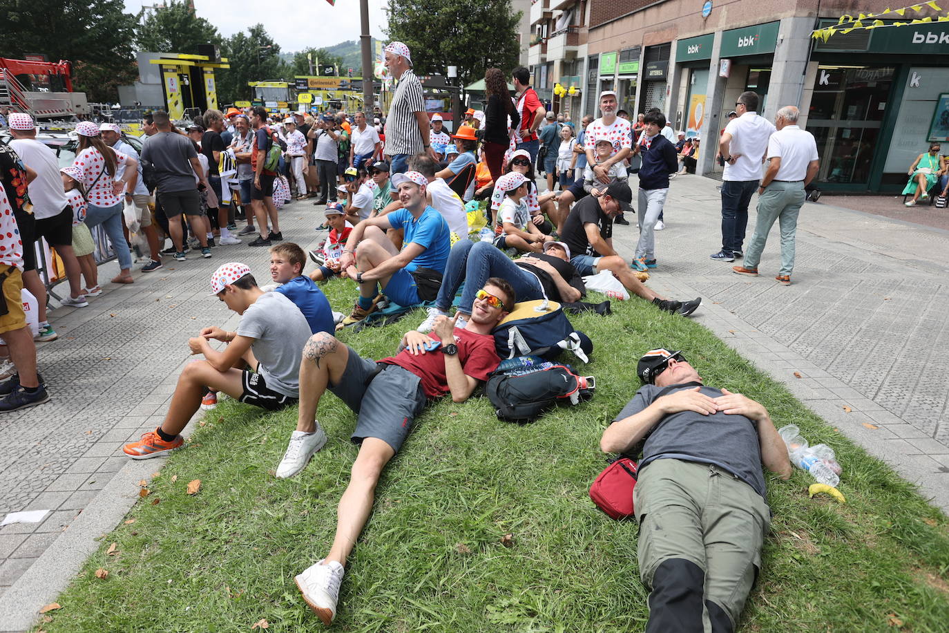 La zona del Parque de Etxebarria, donde se ha situado la meta, también se ha llenado de multitud de aficionados.