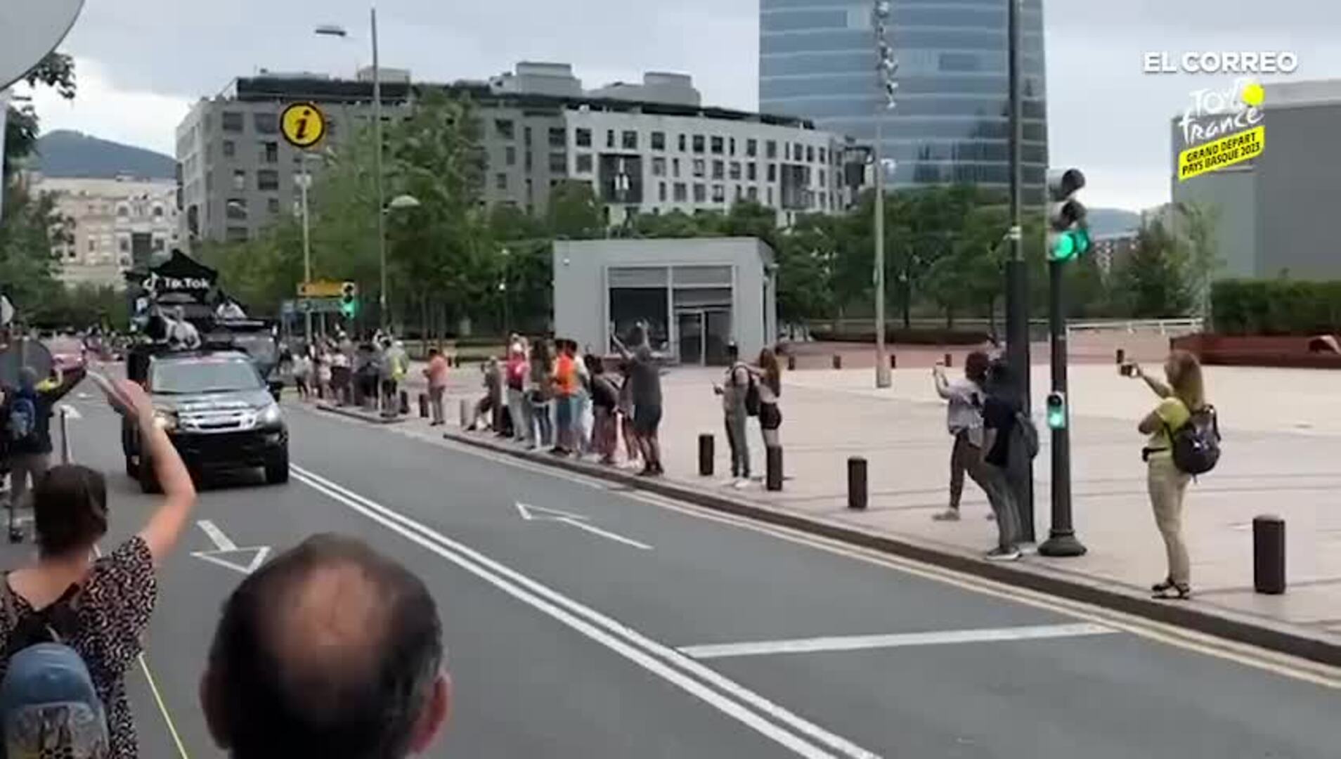 La caravana del Tour ya recorre Bizkaia