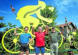 Un trabajo de más de un mes. El joven Jokin Jauregizar y los hermanos Joselu e Iñaki González alzan los brazos para celebrar que el Tour pasará por la misma puerta de su casa, donde han construido un ciclista gigante de cinco metros de altura y han colocado un mural de Julián Gorospe. «Para nosotros fue y será nuestro ciclista más admirado».