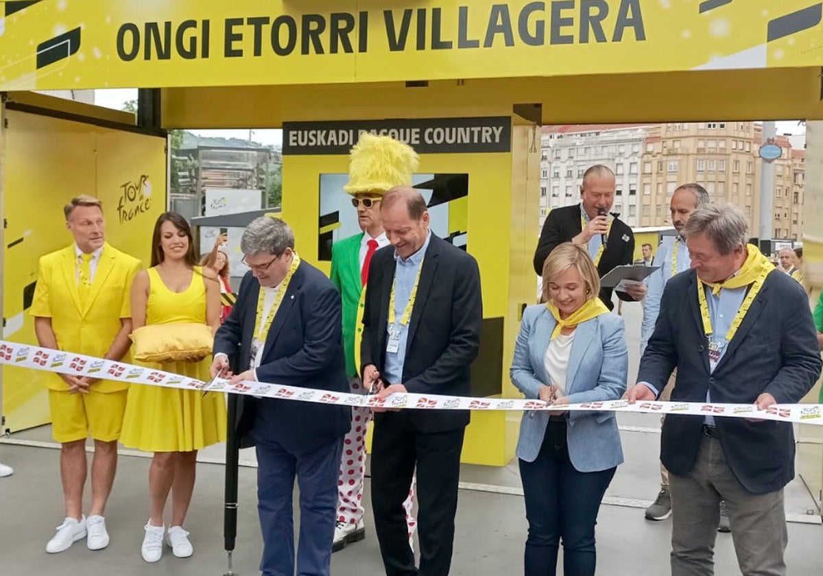 Las autoridades inauguran la 'village' de la salida en San Mamés.