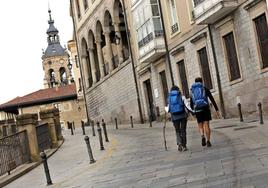 Dos peregrinos se dirigen hacial el albergue de la Catedral.