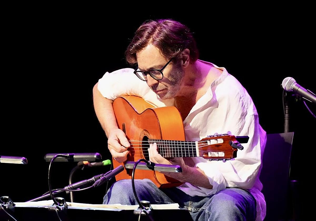 Tras el atril con las partituras.