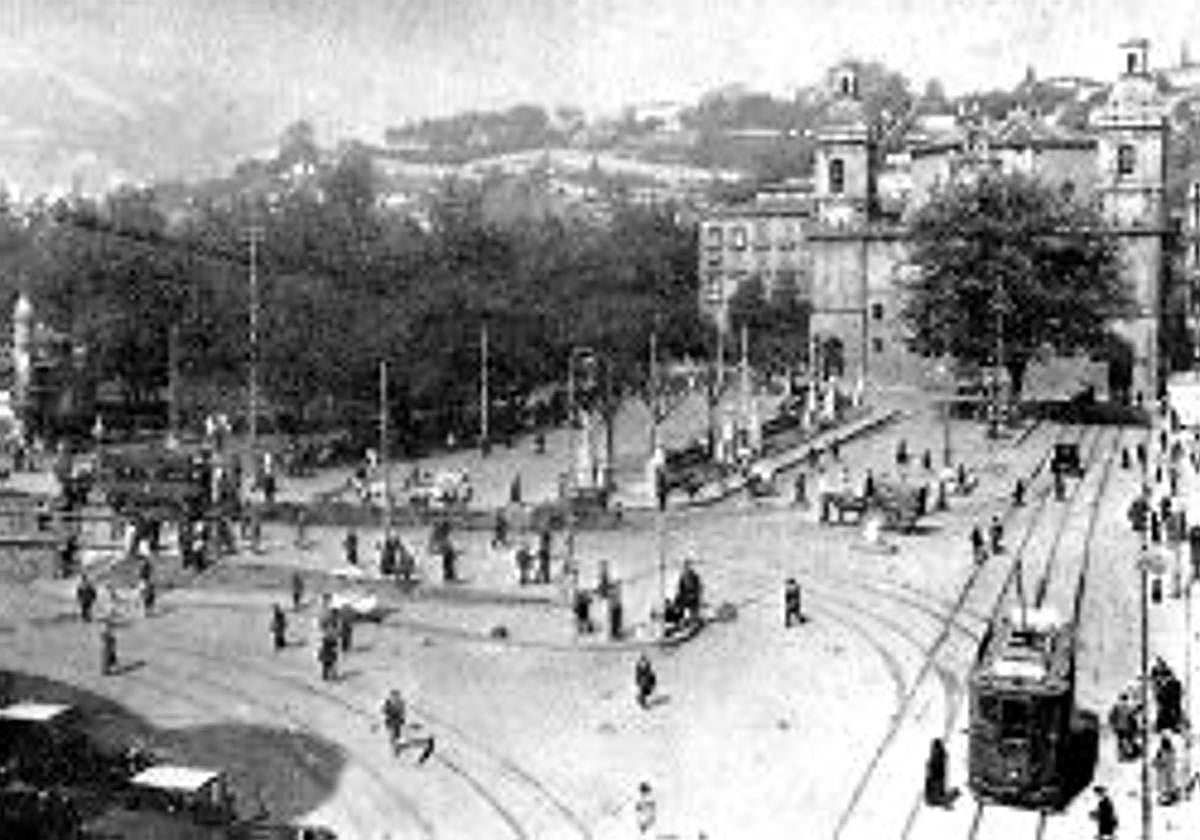 Imagen del Tilo del Arenal frente a la iglesia de San Nicolás.