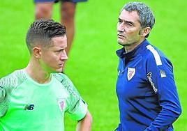 El técnico rojiblanco con Ander Herrera en un entrenamiento.