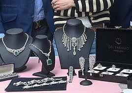 Los hermanos propietarios de la joyería que sufieron el asalto con algunas de sus piezas