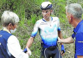 Enric Mas, con gesto contrariado y la mirada perdida, se somete al examen de uno de los médicos del Tour.