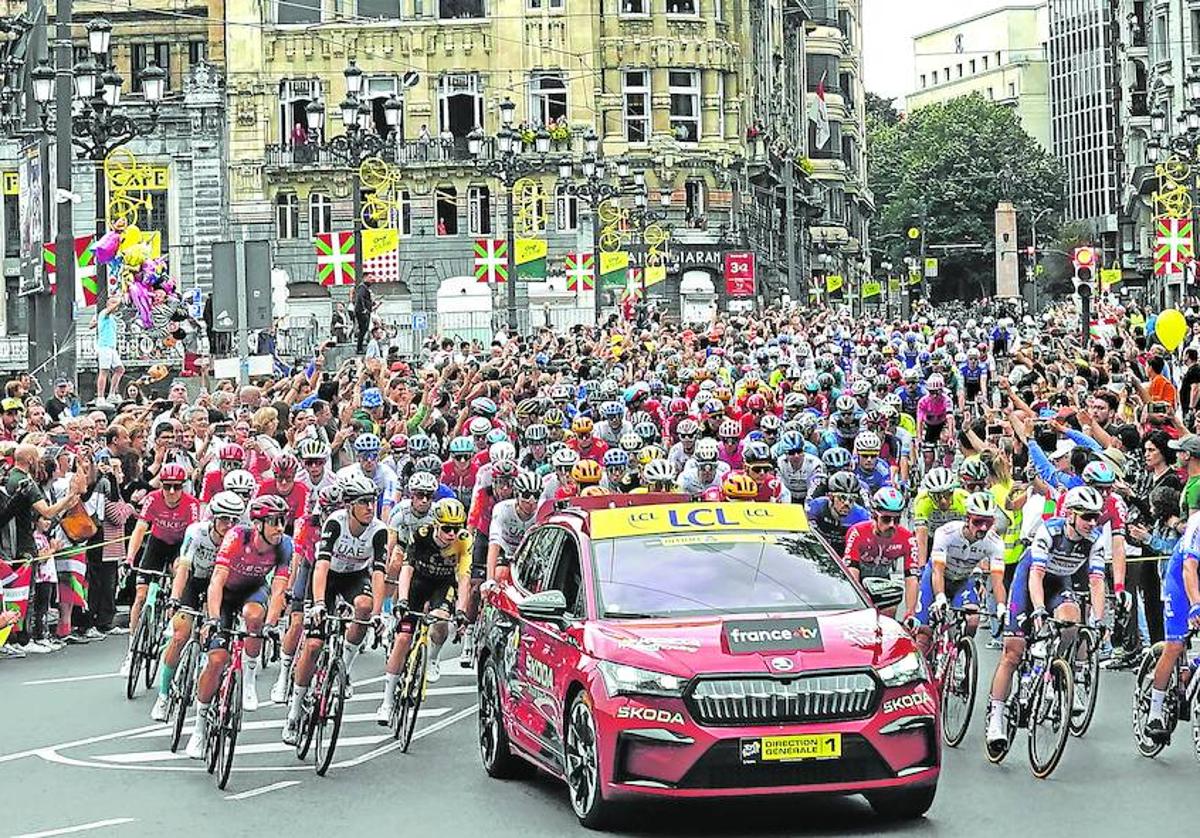 Multitud. Los corredores bajan por la calle Navarra en la salida neutralizada ante el aplauso de los aficonados.