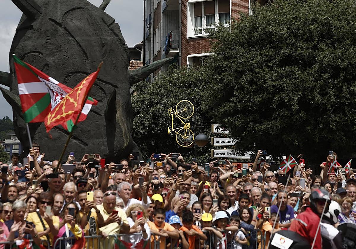Amorebieta vibra con el paso del Tour: «Ha sido algo único»
