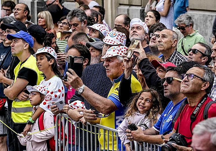 Los aficionados, entusiasmados, aguardan la llegada de los astros de la bicicleta.