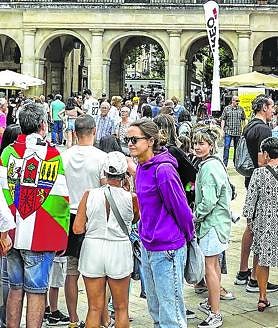 Imagen secundaria 2 - La multitud ondeó las ikurriñas que se repartieron a granel por todo el recorrido. | Familias enteras animaron con pasión a los txirrindularis. | Largas colas para pasar por el photocall de EL CORREO como recuerdo de un día imborrable.