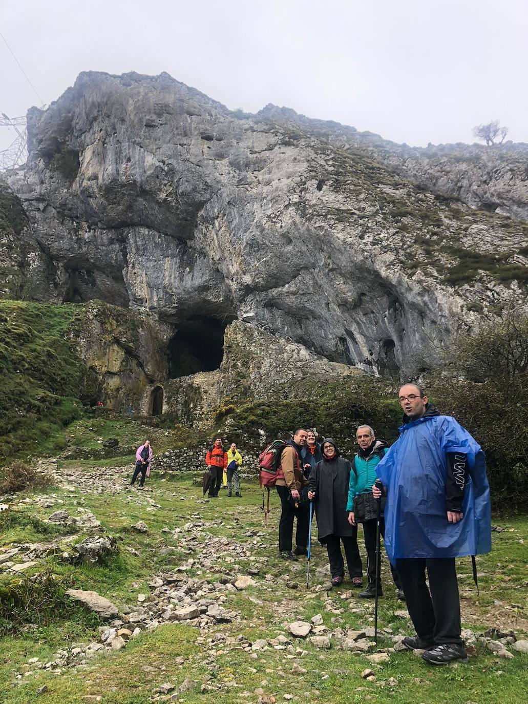 Peregrinos alaveses bajo la lluvia