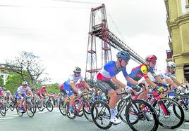 Espectacular. Imagen del pelotón a su paso por el Puente Colgante.