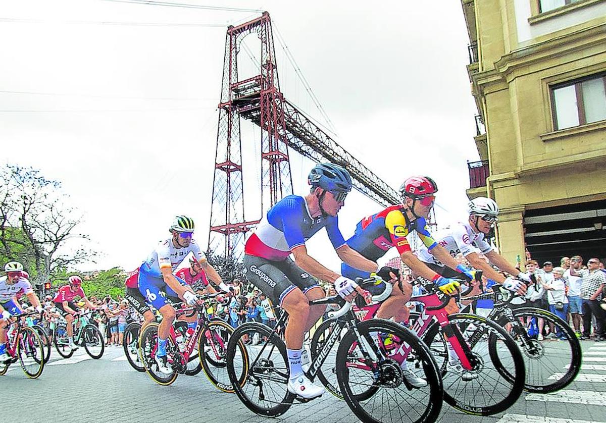 Espectacular. Imagen del pelotón a su paso por el Puente Colgante.