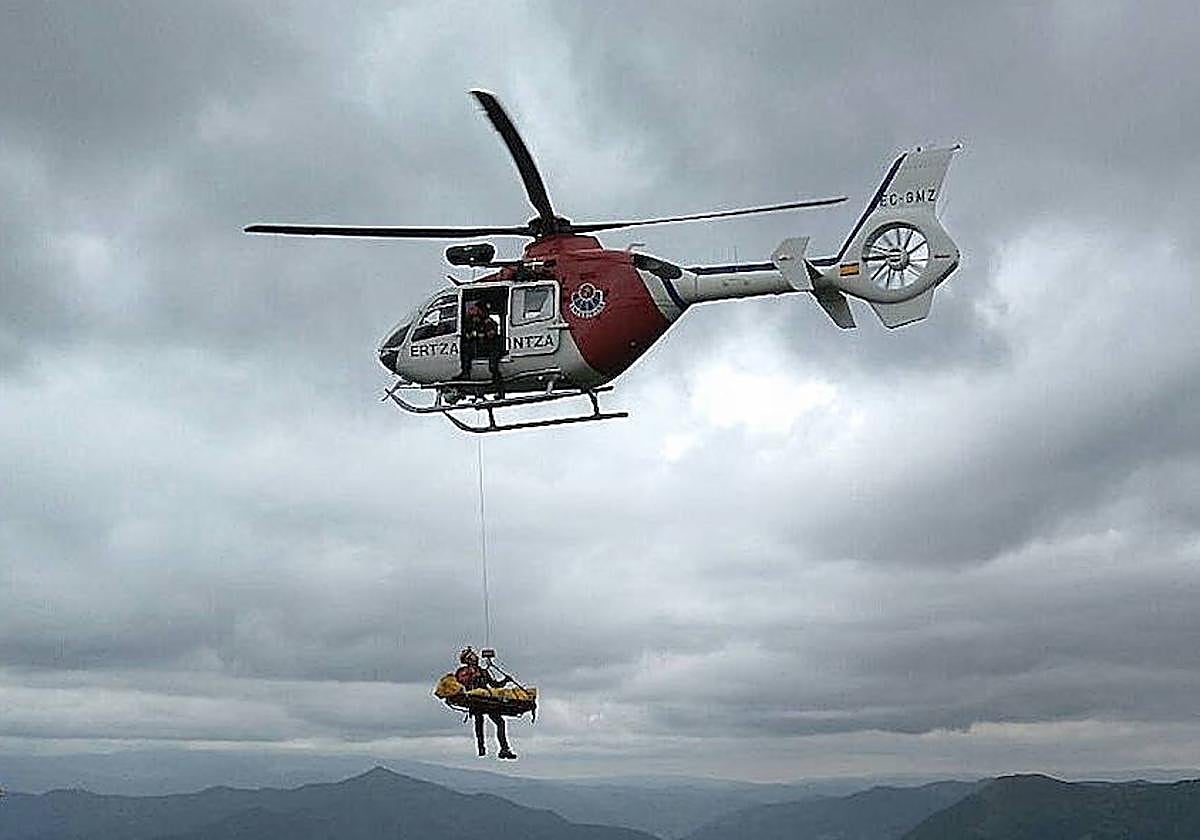 Rescatada en helicóptero una mujer accidentada cuando practicaba escalada en Egino
