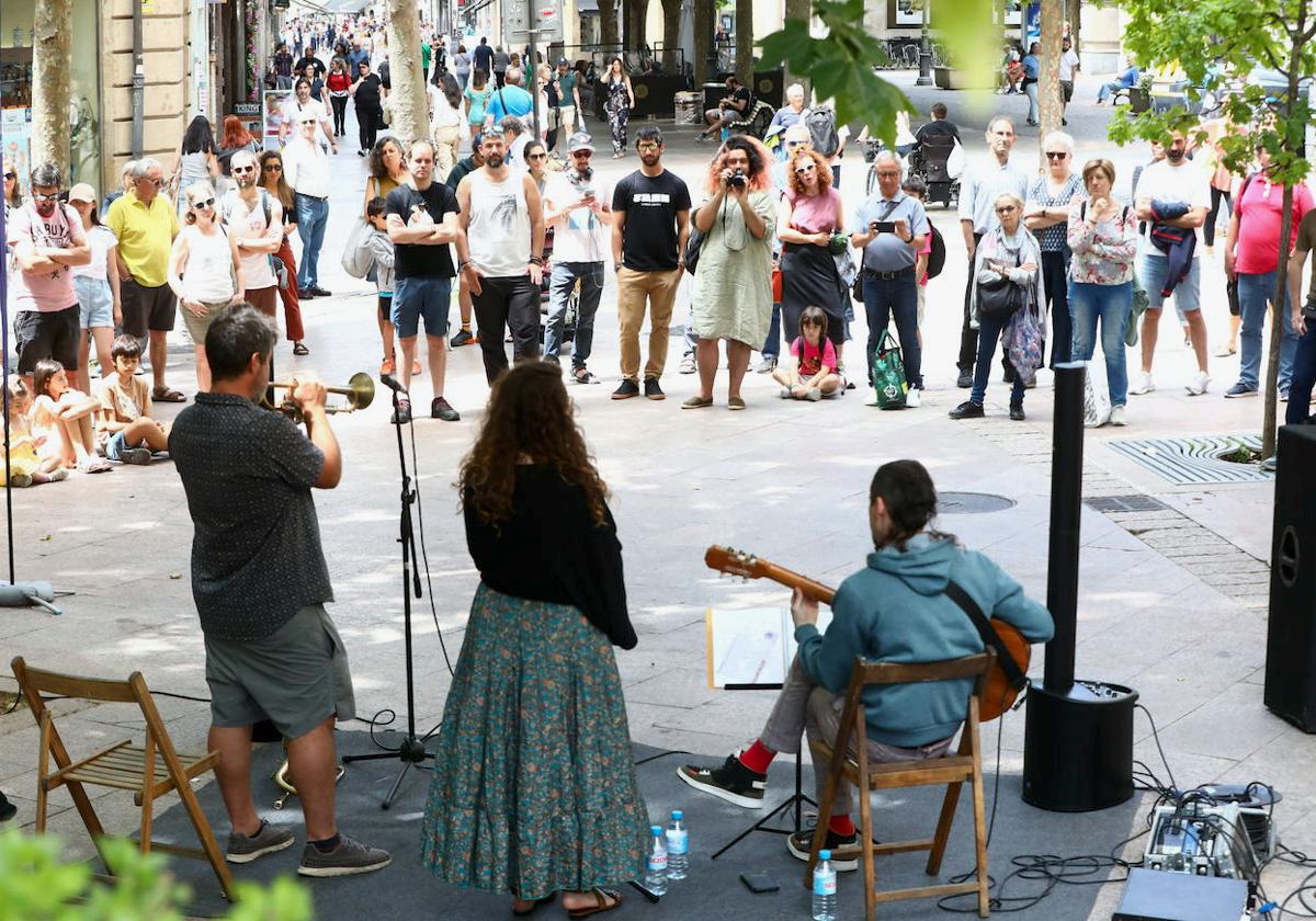 El concierto al mediodía ha funcionado como imán para muchos que paseaban por el centro de la ciudad este mediodía.