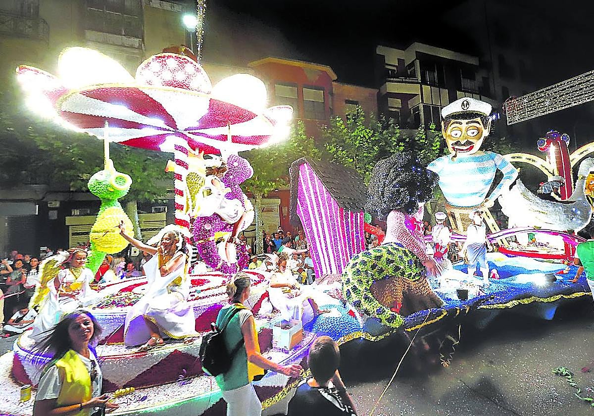 Desfile de carrozas por la calle La Estacion durante las fiestas patronales de la Virgen de Altamira