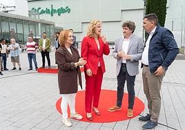 Julia Liberal, Cristina González, Eneko Andueza y Daniel Senderos charlan antes del comienzo del acto de este martes