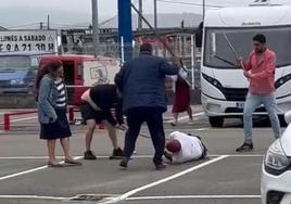 Momento en el que los tres detenidos apalean al supuesto acosador en el aparcamiento de Laredo